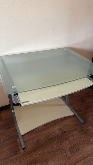 стеклянный рабочий стол