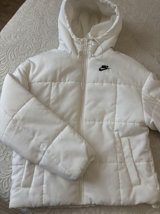 Дамско яке на NIKE