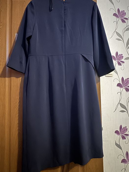 Официална рокля в тъмно син цвяр