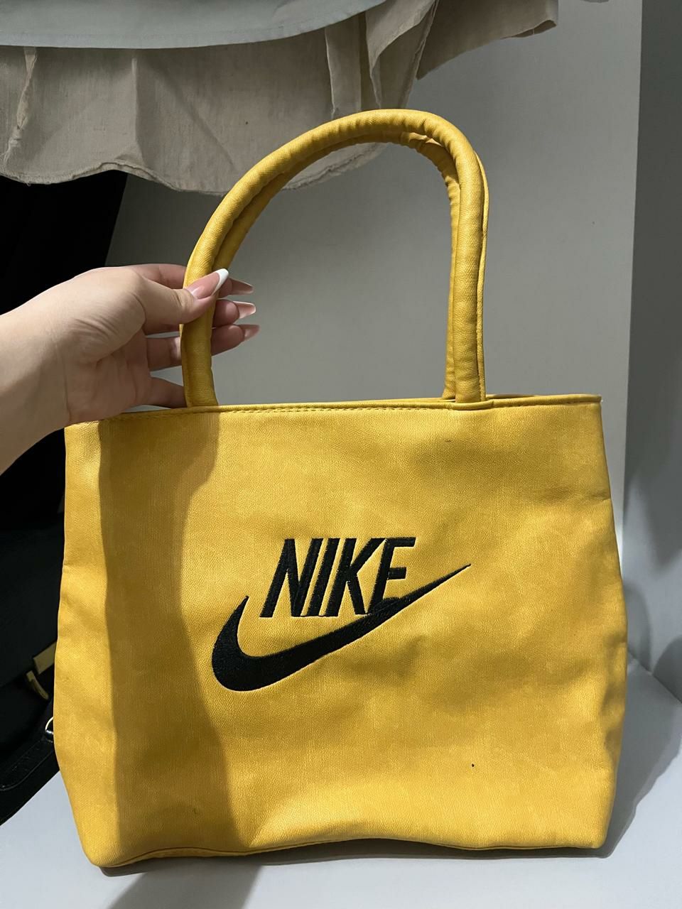 Стильная сумка от Nike для девушек