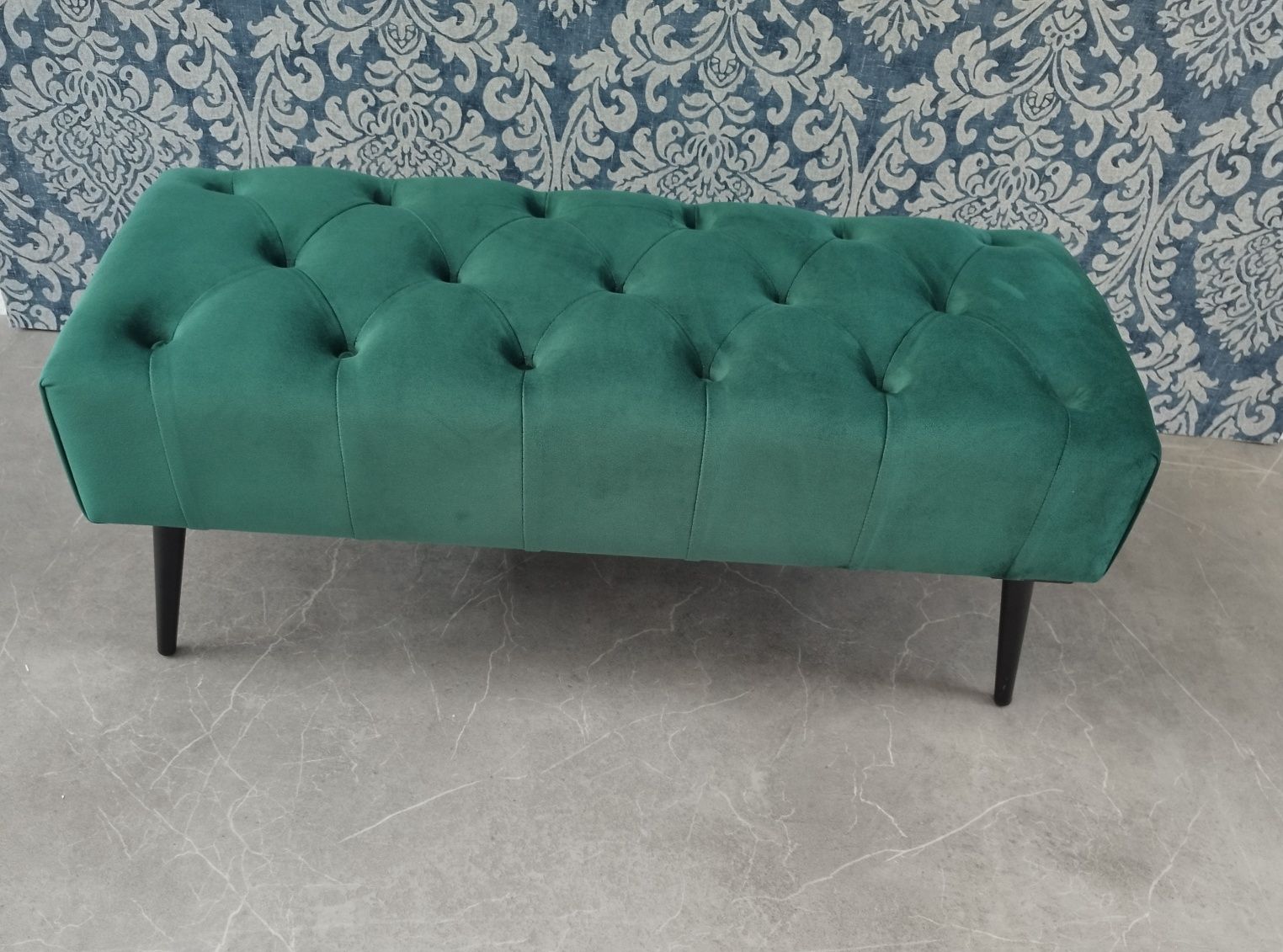 Vând băncuță tapițată Chesterfield din catifea verde