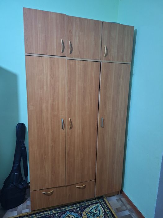 Шкаф жёлтого цвета