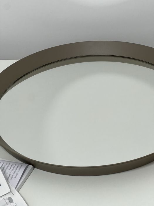 Поодам зеркало округлой формы