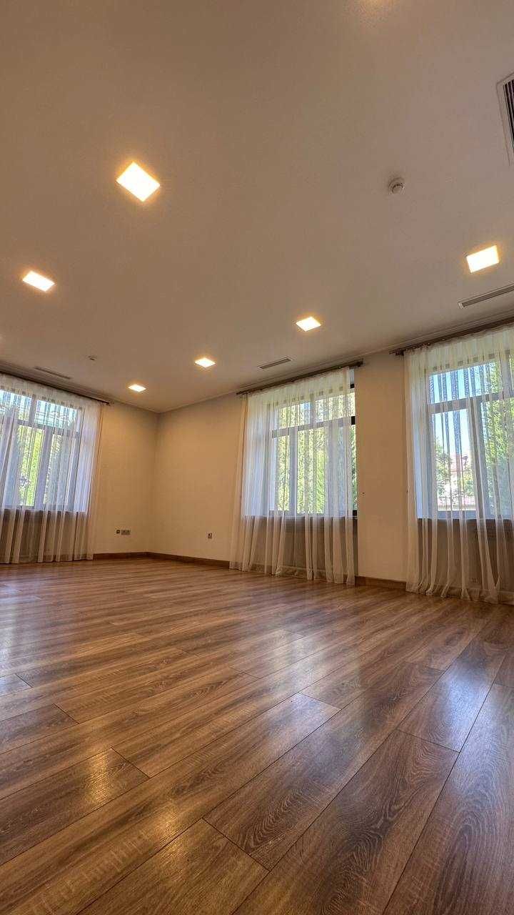 Офис Здание  26 каб. 1400 кв. Парковка 25 машин Центр