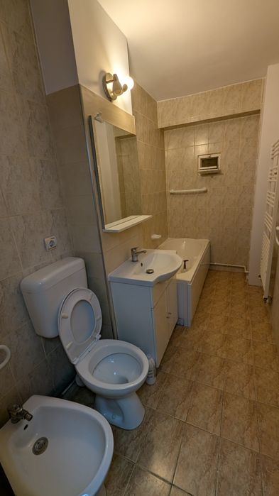 Închiriez apartament cu două camere!