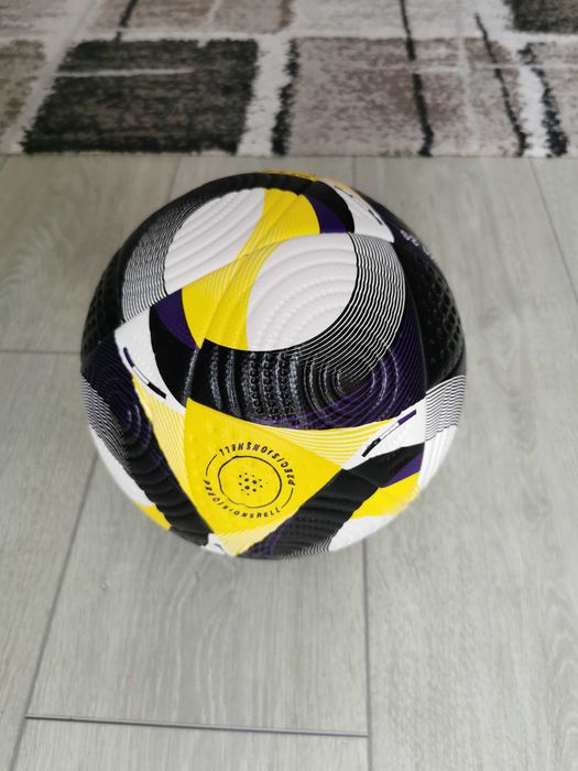 Футболна топка за тренировки и мачове. Чисто нова. Размер 5