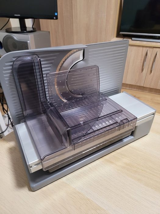 Feliator de pâine și mezeluri.