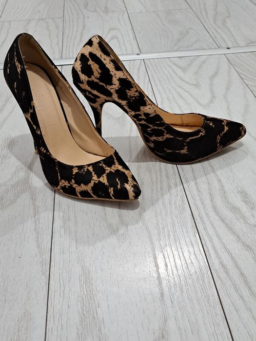 Pantofi stiletto mărimea 38