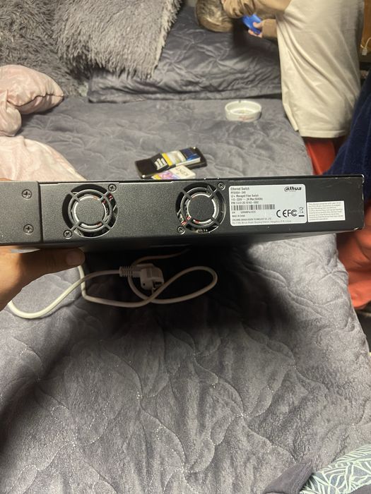 Switch alhua aparent functional dar nu cunosc mai mult