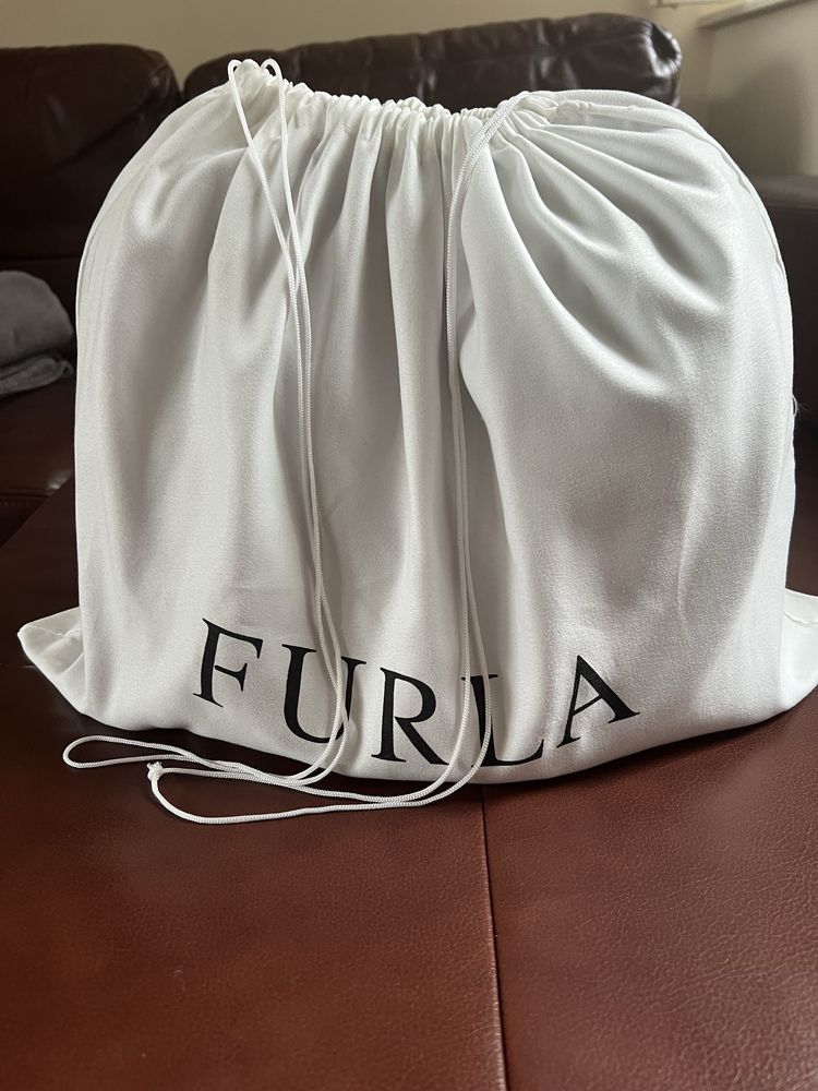 Чанта Furla от естествена кожа в бордо