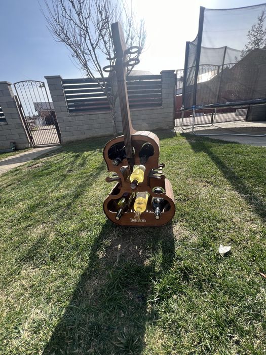 Suport de sticle în formă de chitară