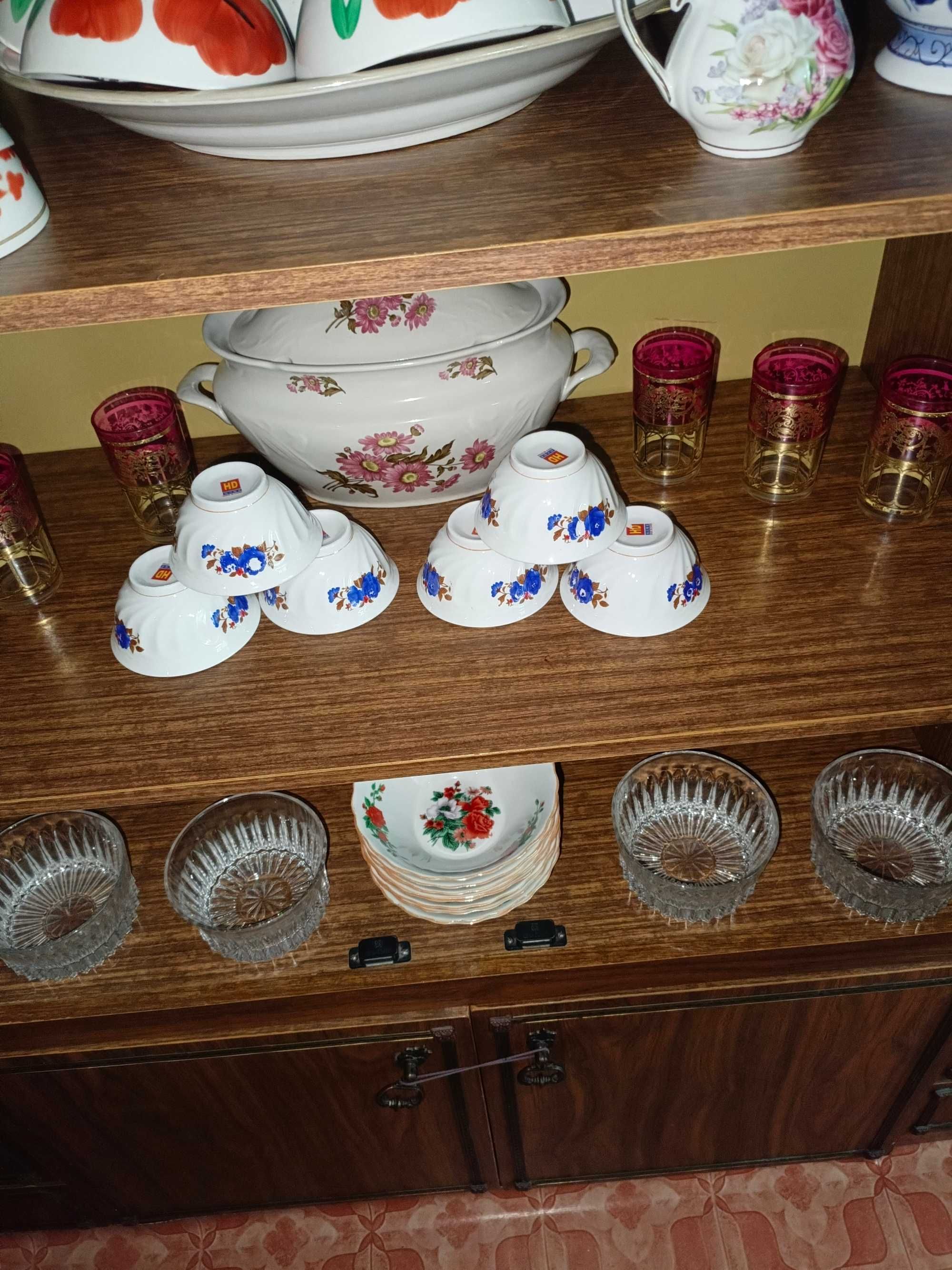 Продам разную посуду из Хрусталя и керамики.