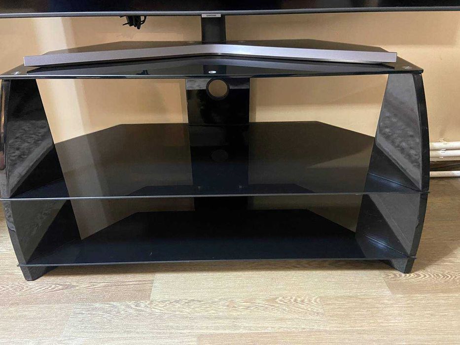 Продаю телевизор Samsung с подставкой в комплекте