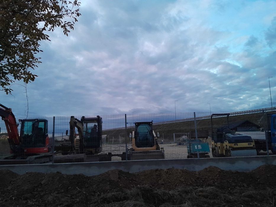 Inchirieri utilaje miniexcavator,miniincarcator,cilindru compactor.