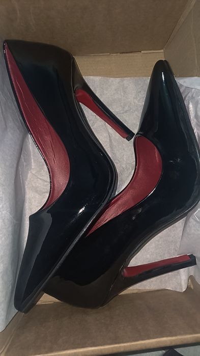 Pantofi damă, cu toc subțire stiletto din piele lăcuită neagră