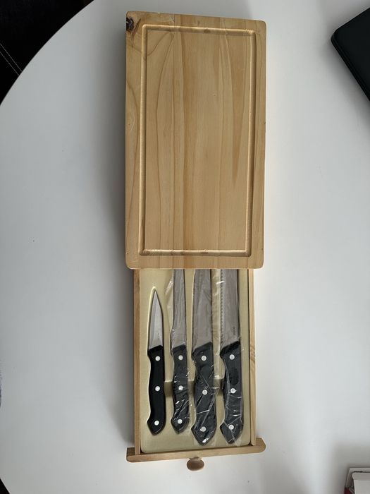 Set de cuțite - cutie/tocător din lemn.