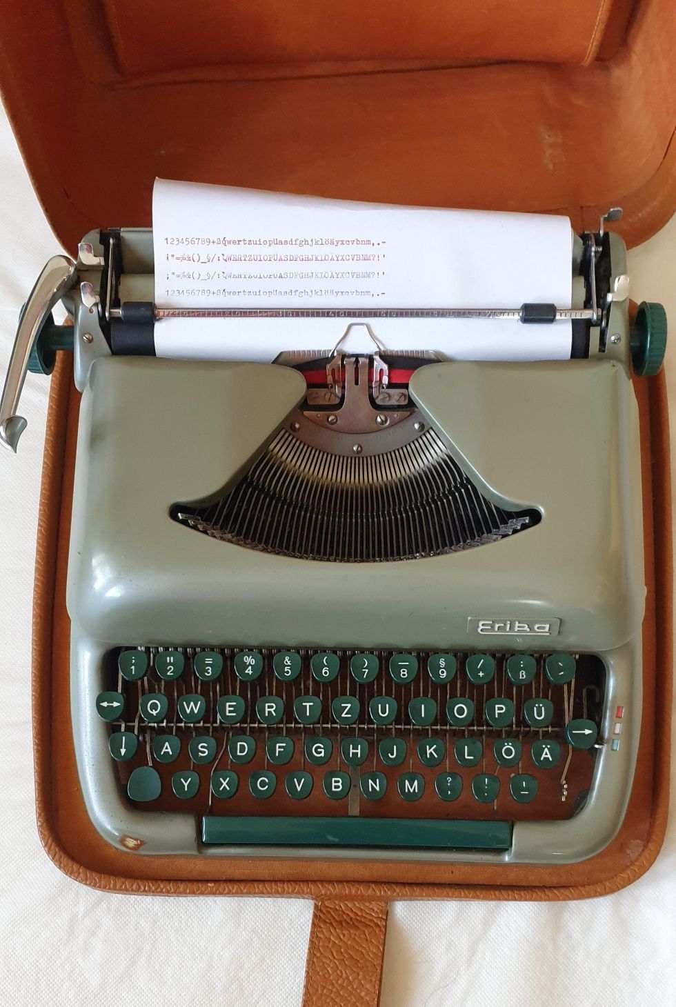 Mașina de scris portabilă Erika Mod 12, 1962