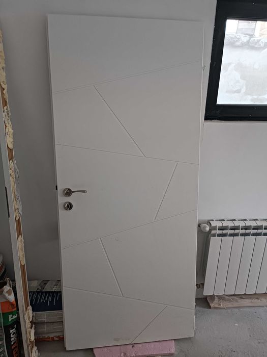 Интериорна бяла врата щок каса