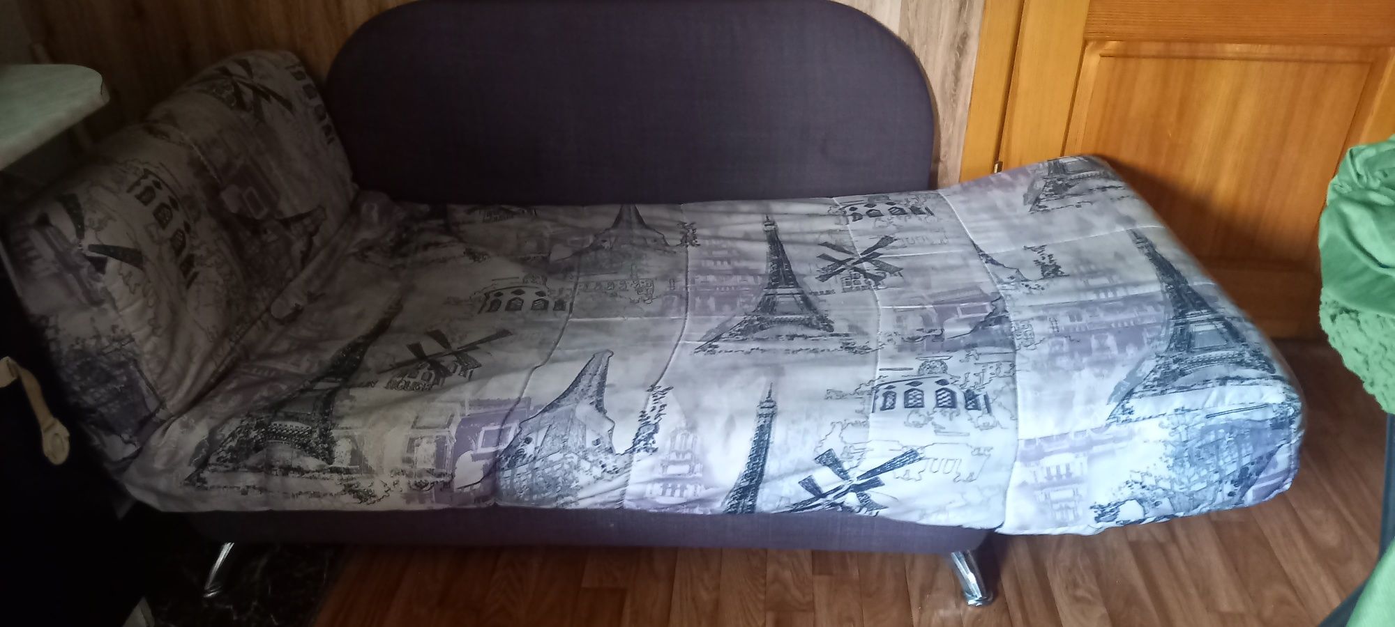 Продам  мини диван , меняются положение боковинок, на механизме подним