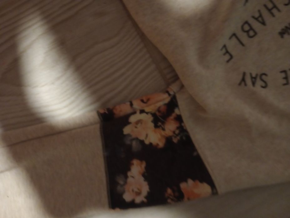 Hanorac crem cu inscripție