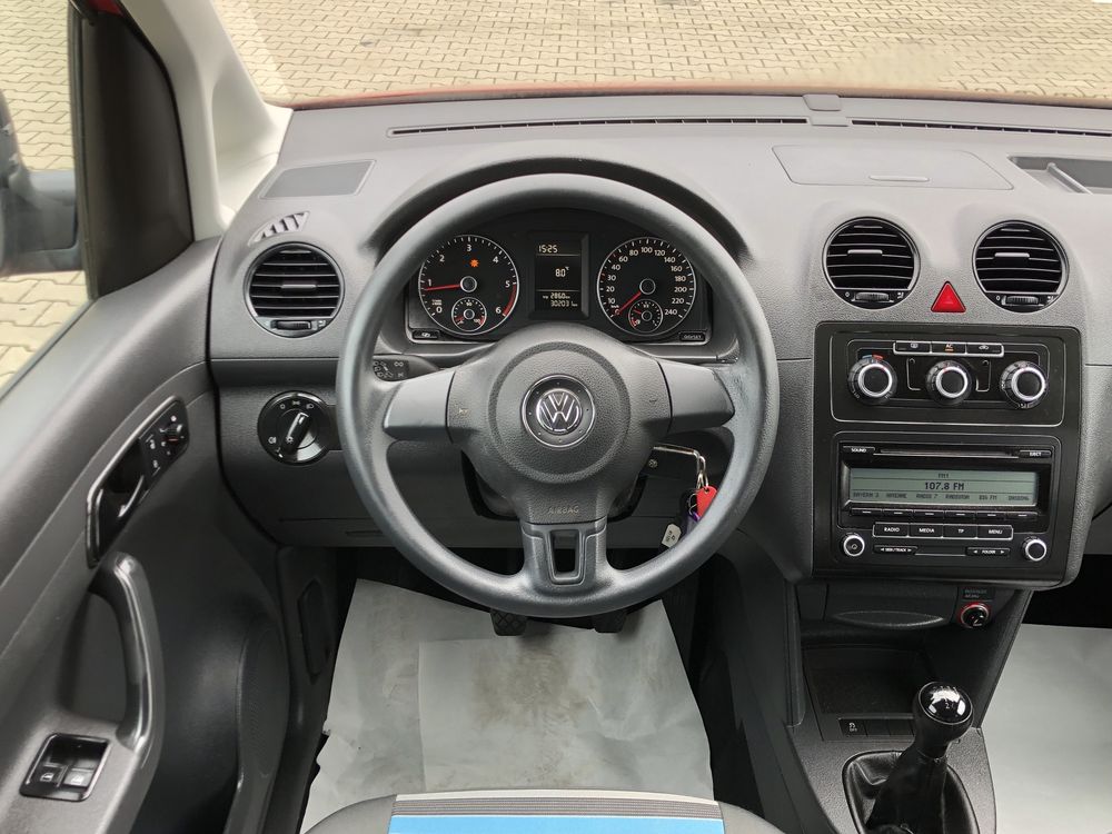 VW Caddy an 2011 motor 1.6tdi 5locuri 2usi laterale clima euro5