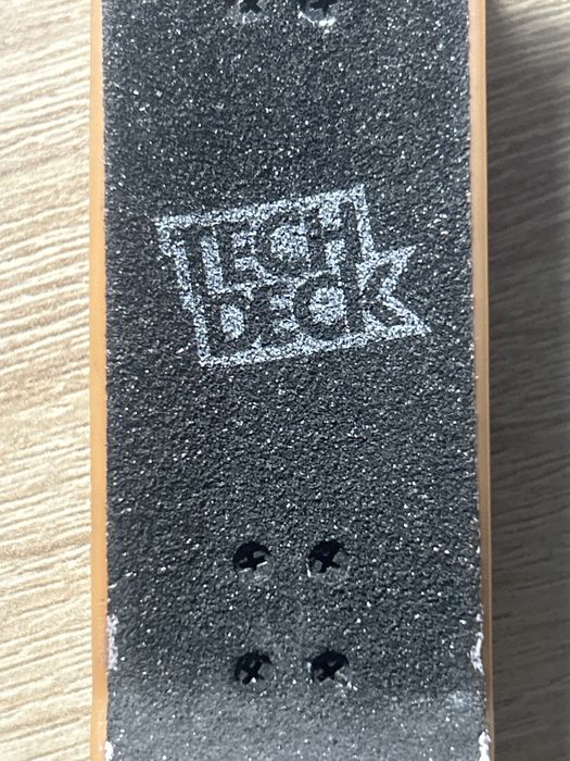 Tech Deck (defect nu are cele doua roti din spate)