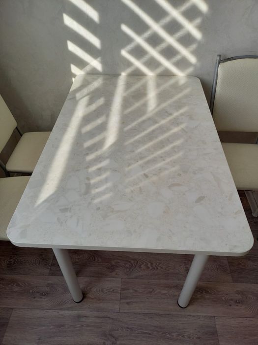 Стол обеденный в идеальном состоянии срочно