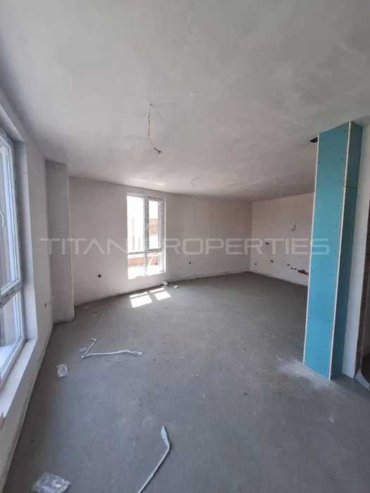 Продава се Четиристаен апартамент в Пловдив, Остромила - 204 кв.м за 1000 €/кв.м - Снимка #1