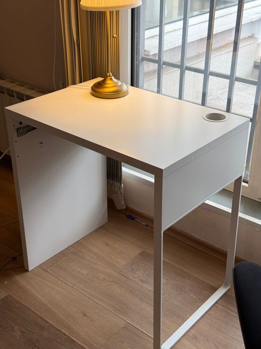 Бюро бяло IKEA + лампа в подарък