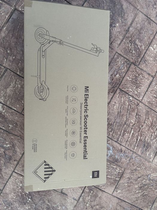 Vând trotineta electrica Xiaomi Mi electric scooter esential!