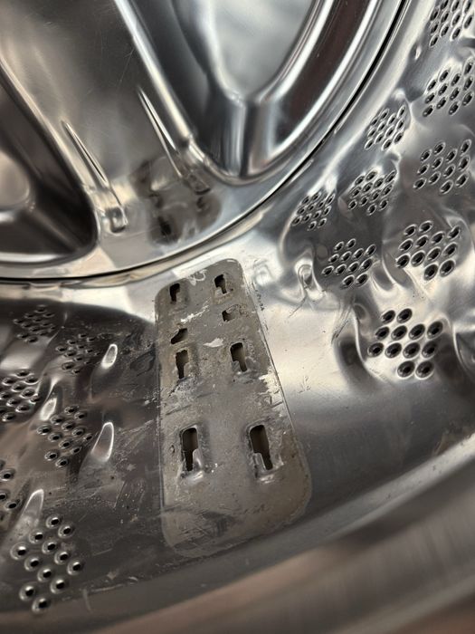 Работеща пералня Gorenje , на която липсват лопатките в барабана