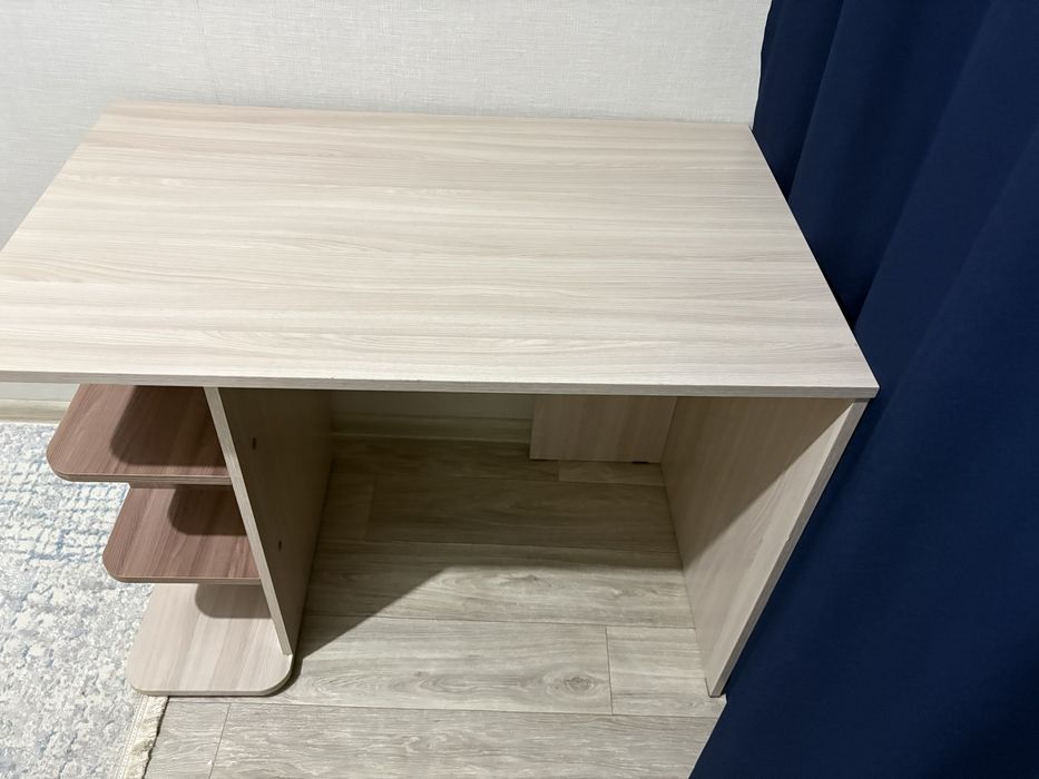 Продам стол и шкаф