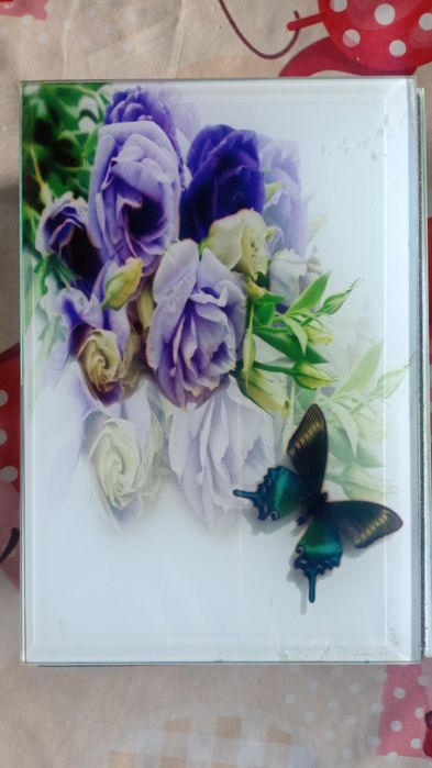 Стеклянная шкатулка с цветами.