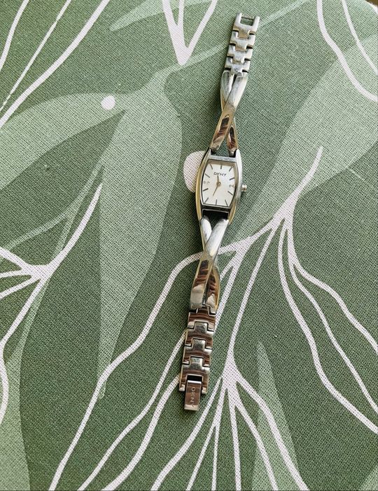 Продам часы DKNY