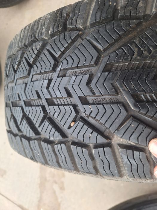 Продавам 4 бр зимни гуми  235 40 18