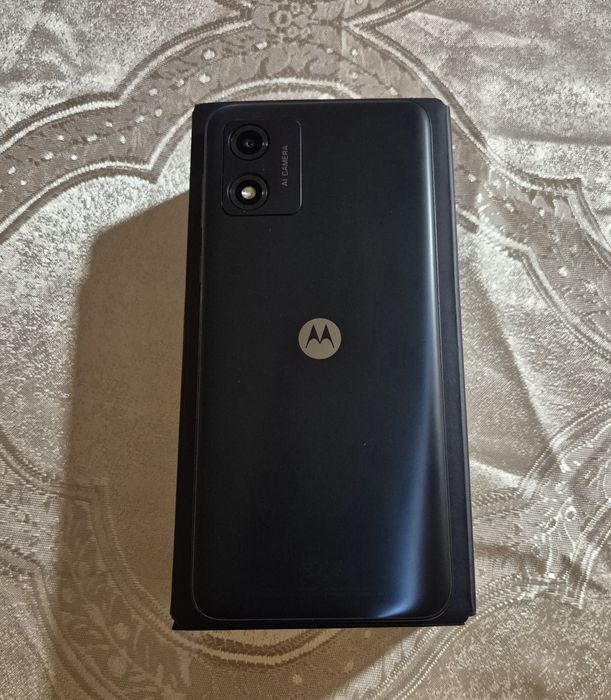 Продавам телефон Motorola e13