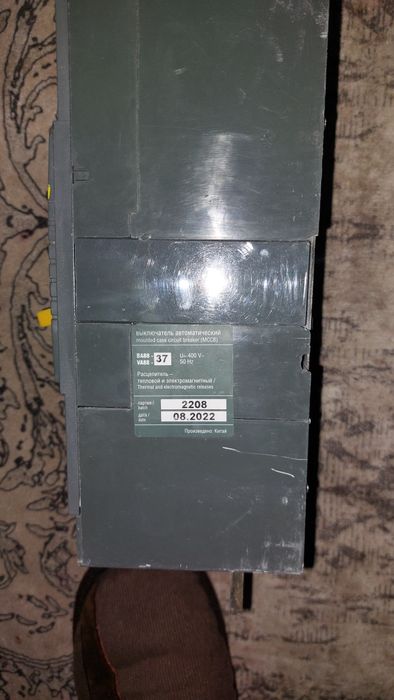 Продаю автоматический выключатель трехфазный 400А. IEK.