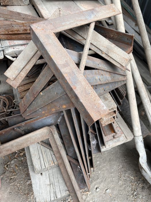 Продаетя уголок металлический