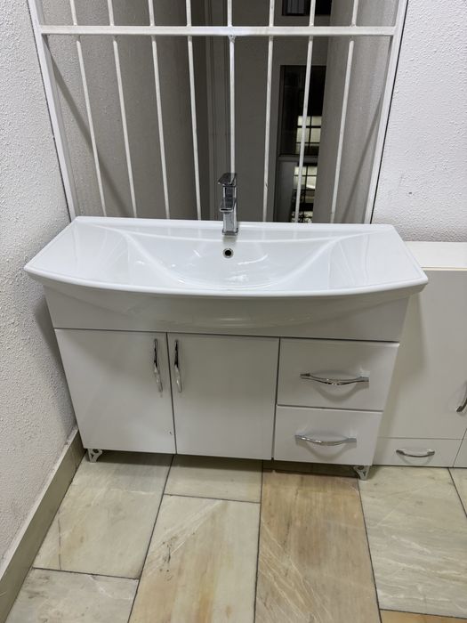 Раковина с мебелью для ванной