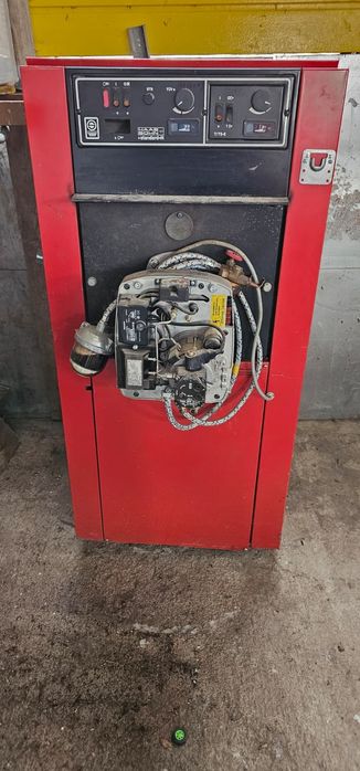 Vând centrală pe lemn și motorină.