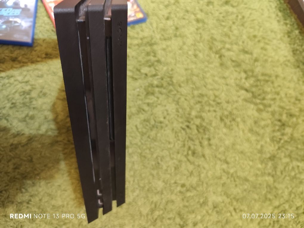Продавам ps4 pro 1TB