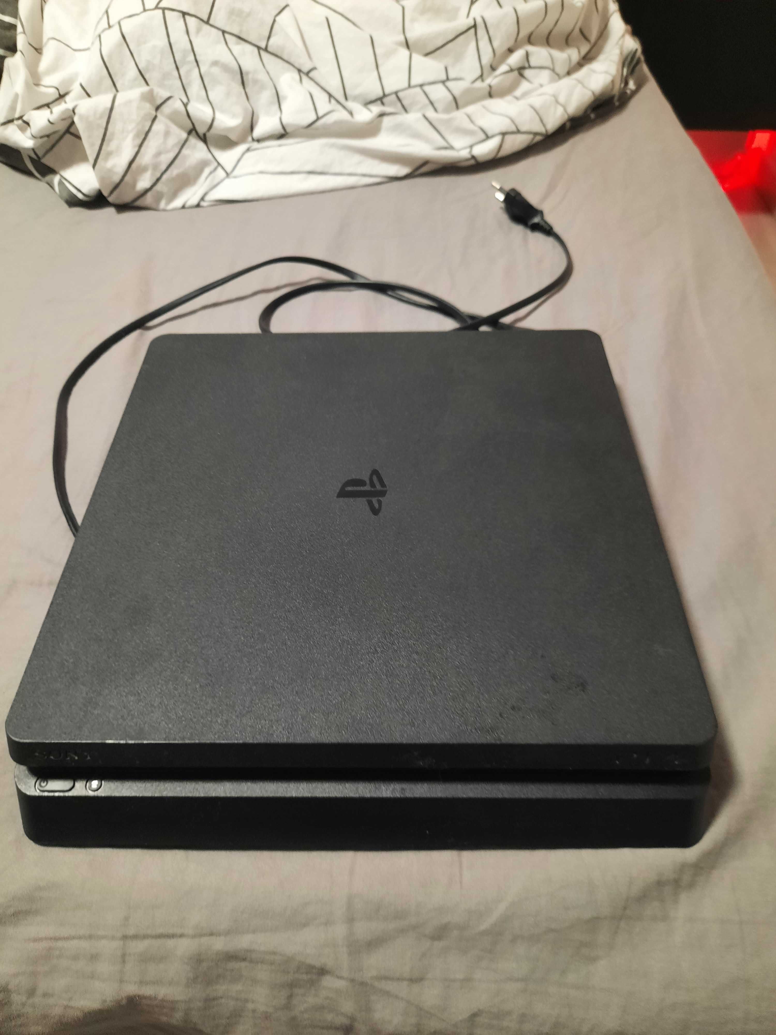 Vand playstation 4 cu doua manete