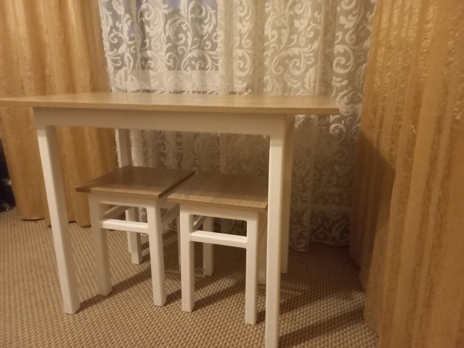 Стол и табуретки
