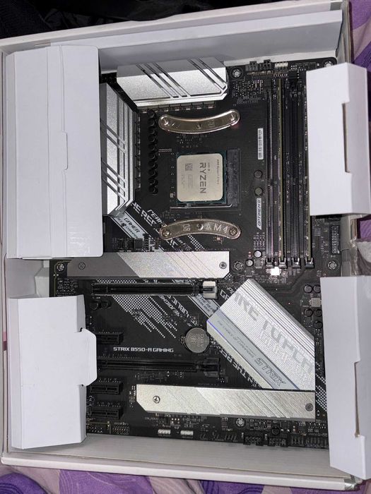 kit procesor ryzen7 5700x cu placa de baza ASUS STRIX b550-A white