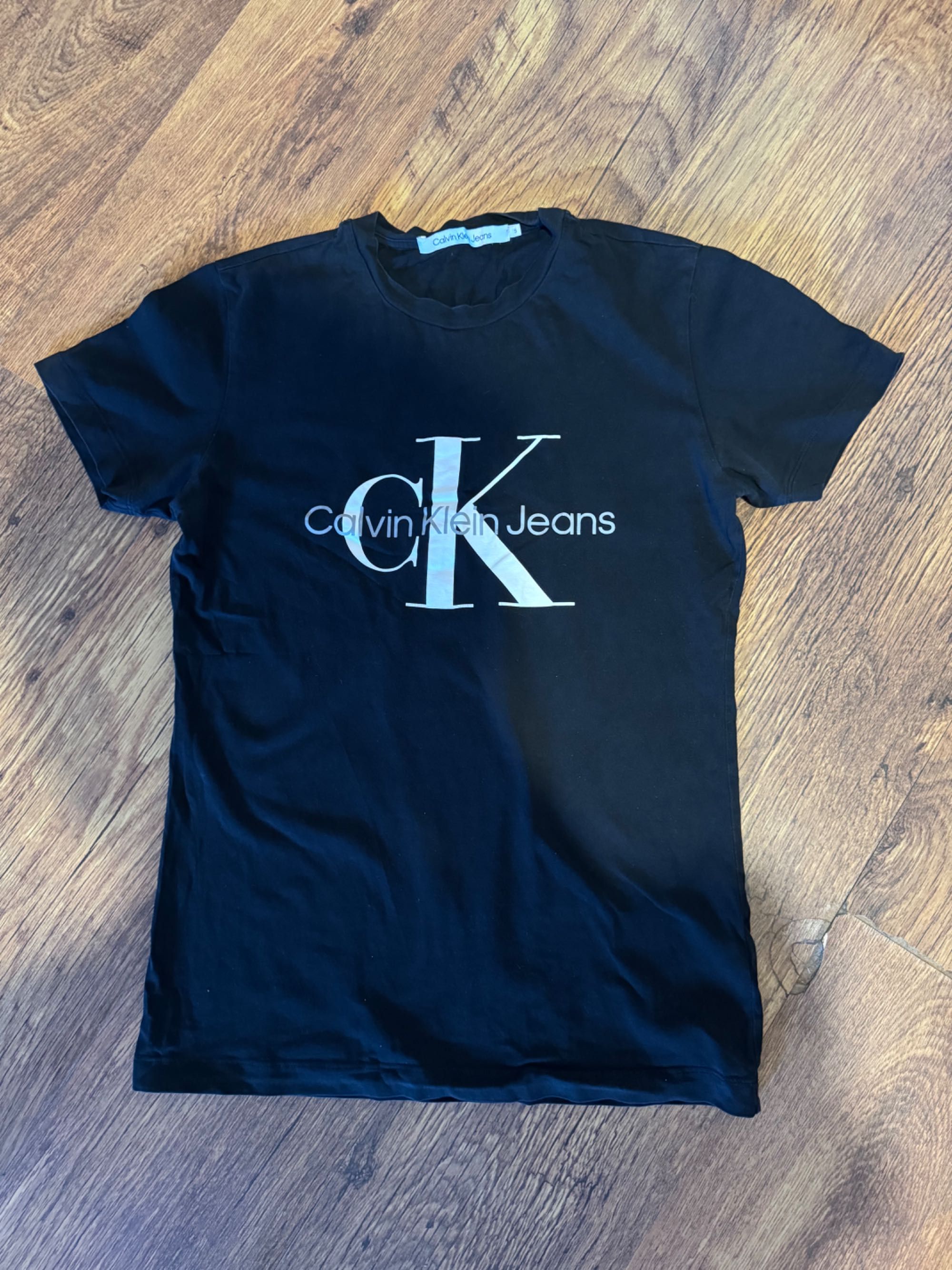 тениски Calvin Klein и Guess