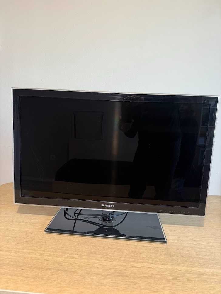 Продавам телевизор Samsung UE32D5000PW