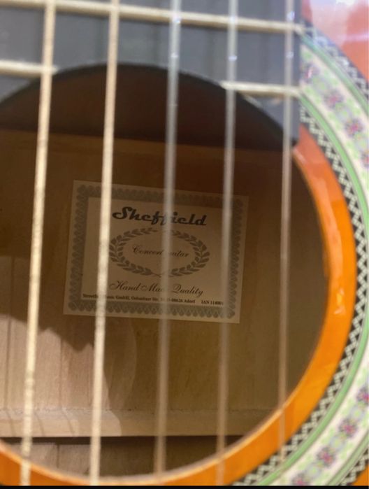 Chitara folosită foarte puțin, aproape nouă, fără defecte.