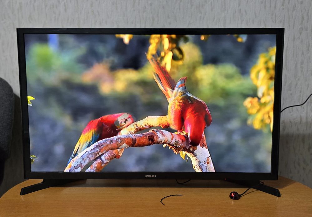 Телевизор Samsung 32 дюйма, 82 см ЖК + смарт тв приставка, всё вместе.