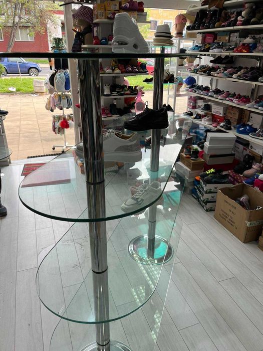 Стъклен стелаж / витрина / етажерка / рафт за търговски обект