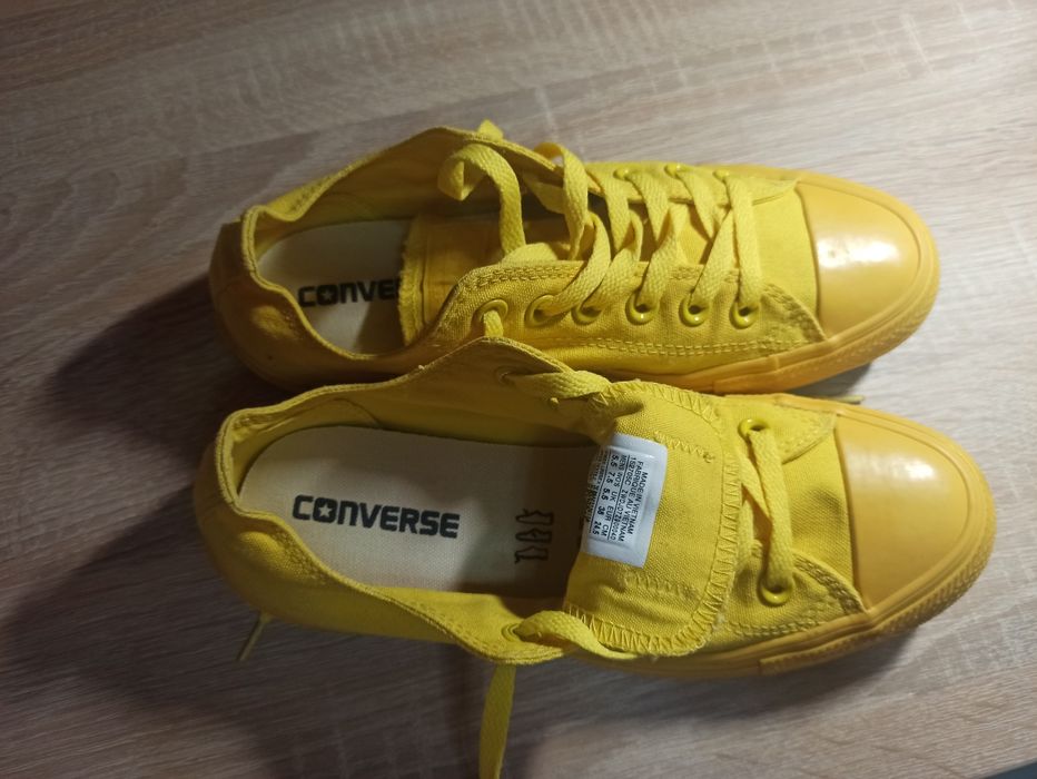 Vând teniși Converse